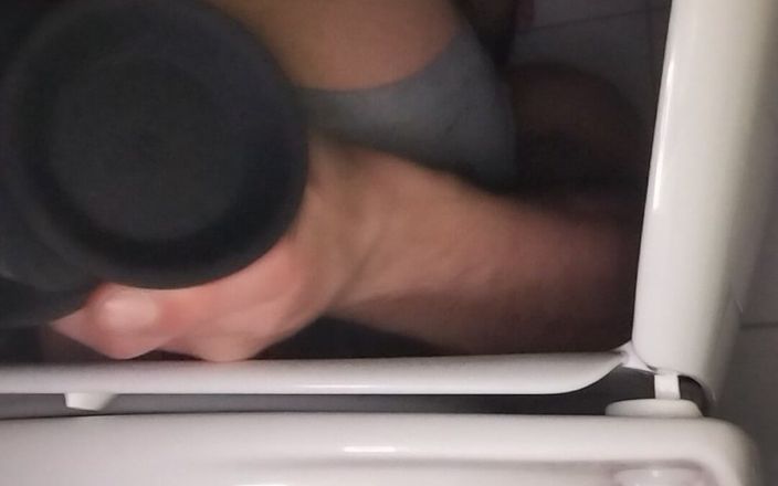 Damaged Hole: Bagno pubblico smontato, poco prima di praticare un gloryhole e...