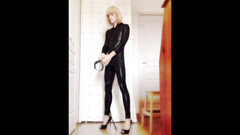 Faustine: Crossdresser Faustine winylowy kombinezon z naszyjnikiem.