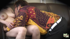 Magic Asian Pussy: Jelas, dia sedang duduk di sofa wanita ini menunggu, siap...