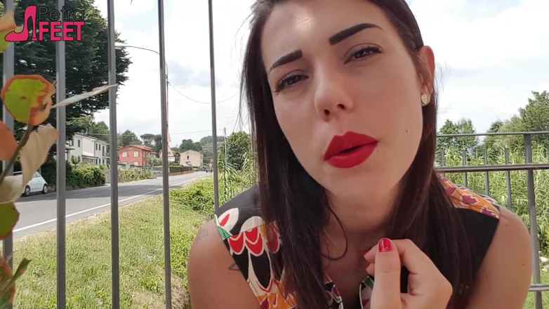 Smokin Fetish: Morena Petra fumando sus ciggaretes al aire libre