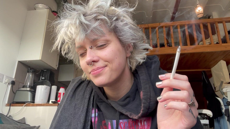 Glitterqueen1999: Simpatica gotica che fuma una sigaretta in una felpa con...