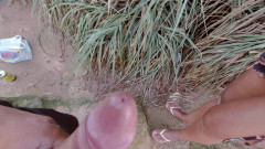 Nicoly Mattos: 在海滩上缠身我的热辣人妻在海边自慰和撒尿！