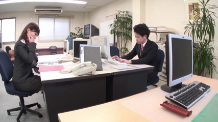 Pure Japanese adult video ( JAV): Gagica japoneză se excită la serviciu și merge în baie să se...