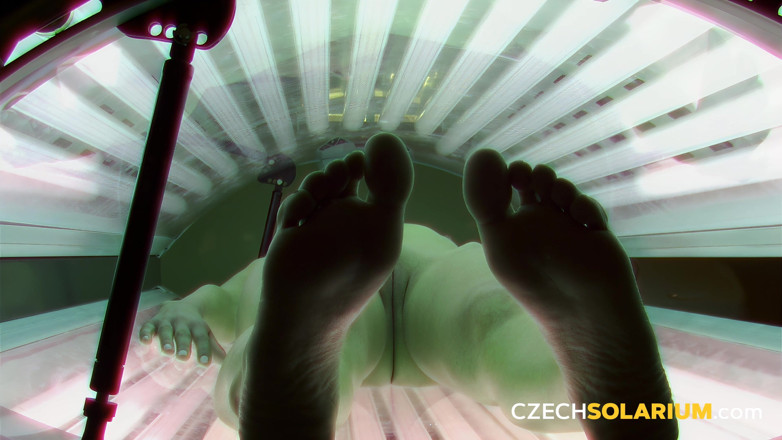 Czech Solarium: चेक सोलारियम 73: टॅंड वाली लड़की कैमरों के लिए कपड़े उतारती है