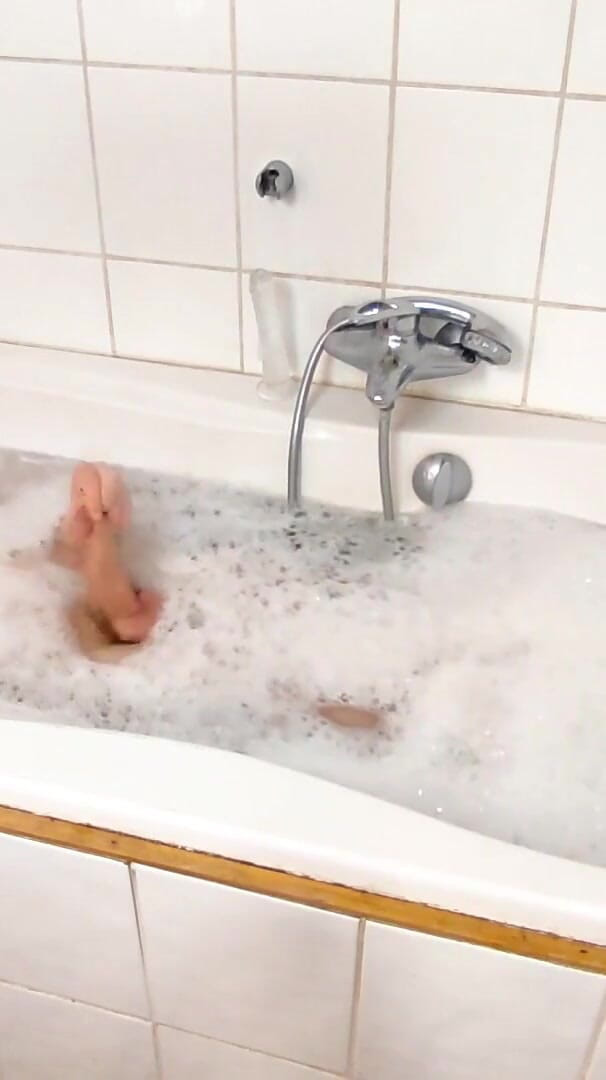 Smoke & jerk in my bathtub (Sara non-binary) Smoke & jerk in my bathtub (Sara non-binary)