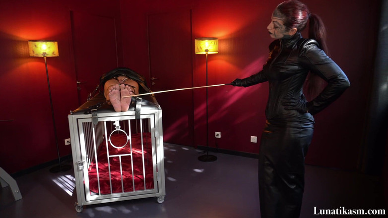 Mistress Lunatika: Bastinado i strikt läder - älskarinna Lunatika