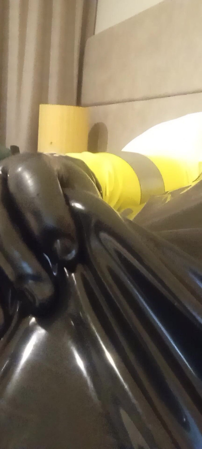 Latex Boy: लेटेक्स Vis Drone Hotel
