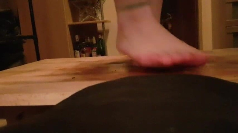 ironball1983: POV - trampning barfota - efter att ha behandlats med en blockhlack,...