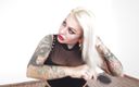 Fetish Videos By Alex: Татуированная милфа-блондинка расчесывает ее волосы.
