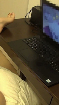 Melancap Semasa Menonton Video Lesbian