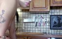 MMM100: Spettacolare giovane bruna yasmin Daferro scopa in cucina con il...