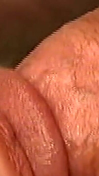 Une brune souriante exhibe ses gros nichons et suce une bite palpitante