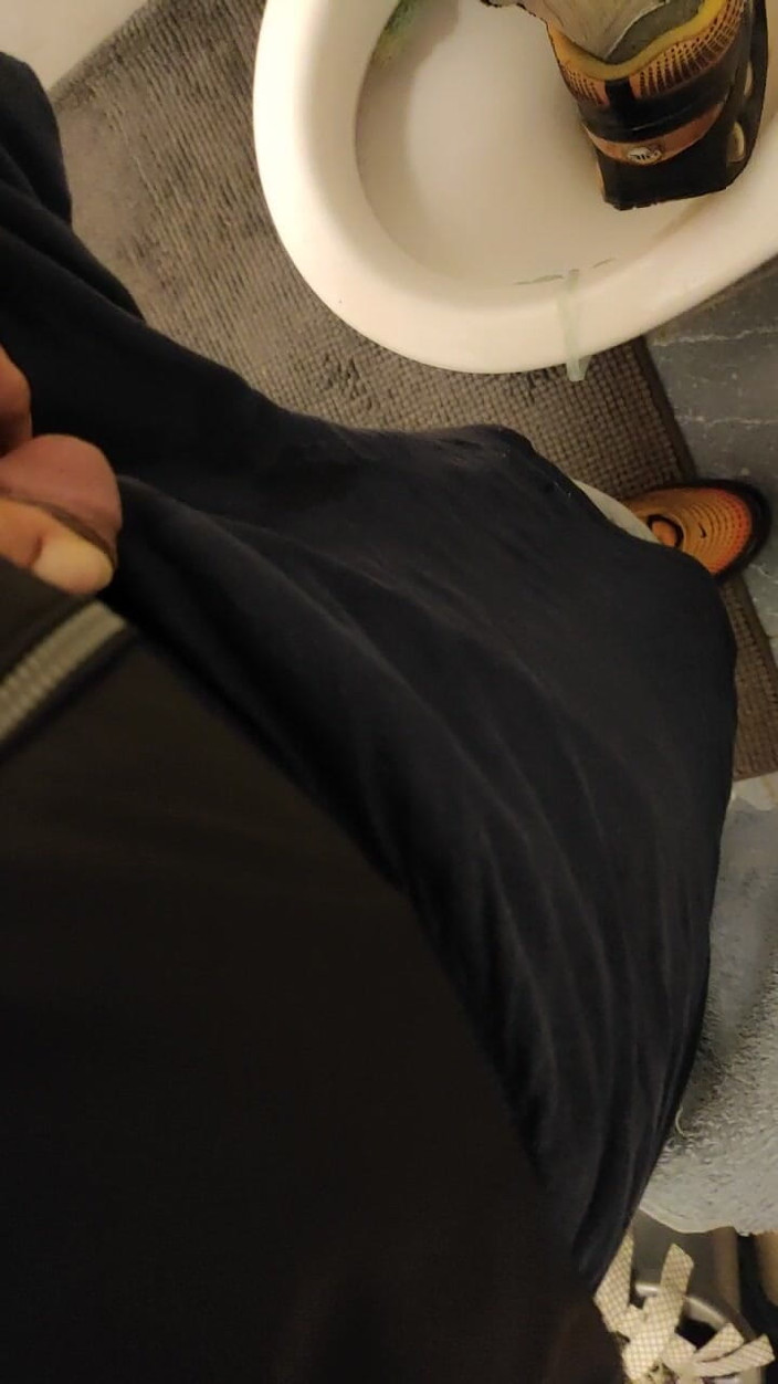 SmokedAlloy2: Dirtyjunkbro在厕所里撒尿，臭袜子和湿润的运动鞋