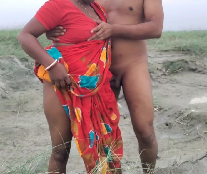Sabina244: Bengalese close-up Bangli Bowd close-up neukvideo's alleen naast een rivier...