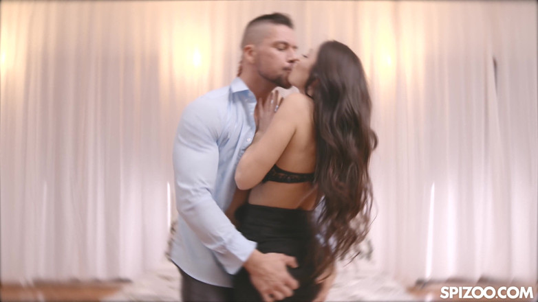 Spizoo: Bruneta sexy Katy Rose are parte de o gură plină...