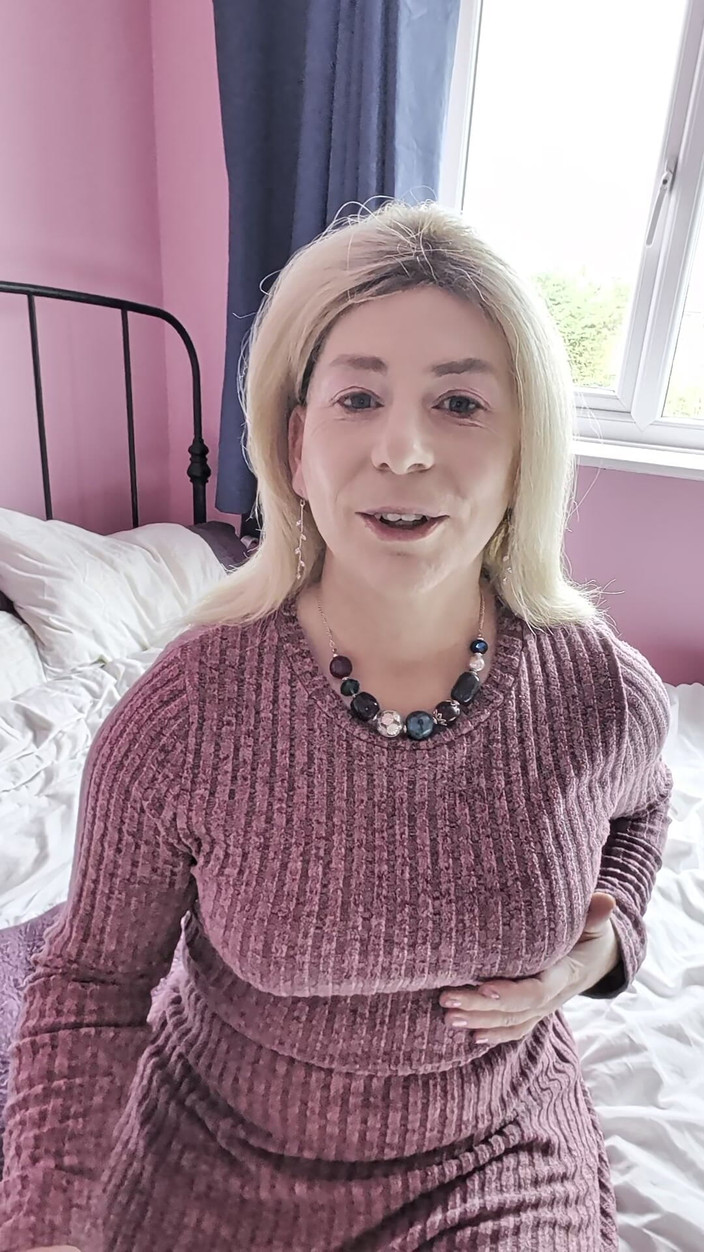 NikkiGee: Scopami il culo, fammi venire!