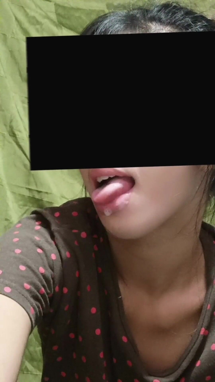 YammyPH: Filipina chica primera vez chupando polla