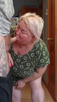 Kayınvalide mastürbasyon yaptıktan ve sakso çektikten sonra ağzına boşalıyor