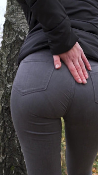 Sexy Pawg-milf neckt im park ihre sichtbare höschen-linie