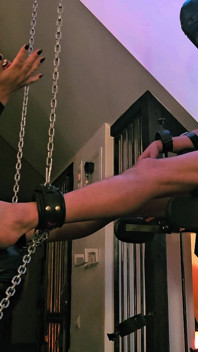 Monika Schmidt Voedt Hard Kietelen Met Vingernagels Op De Bondagestoel
