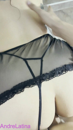 Gatita latina: Dia Menarik Thongnya Ke Tepi