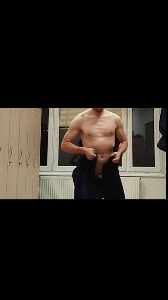 kickerscooter: Šatna přistižena při masturbaci