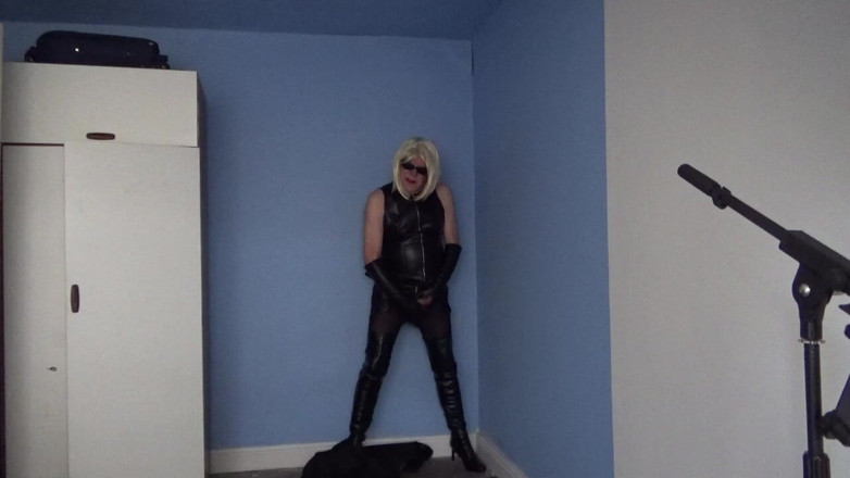 Leather Kirsten: Sis.slut - 2020년 1월 22일