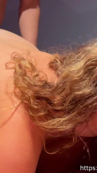 Mio marito cornuto mi guarda farmi sperma in bocca da un altro ragazzo!