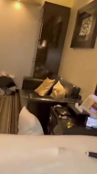 장난스럽고 친밀한 트리오 순간을 공유하는 두 명의 친근한 여성 클로즈 듀오
