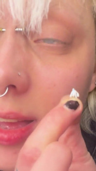 การแข่งขันมวยปล้ําอย่างรวดเร็วกับหนุ่มตัวเล็ก Giantess