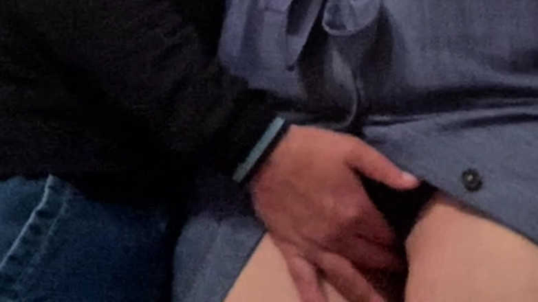 Niki studio: 陌生人在地铁上班前用手指抚摸饥渴的熟女