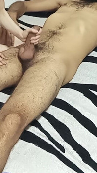 我的女朋友抚摸我，我别无选择，只好插入她（完整视频）