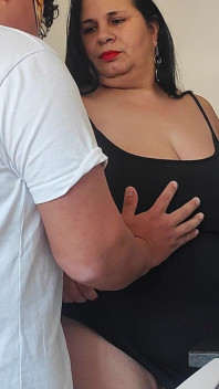 Mama vitregă sexy iubitoare, fani solo în Slow Motion, în bucătărie