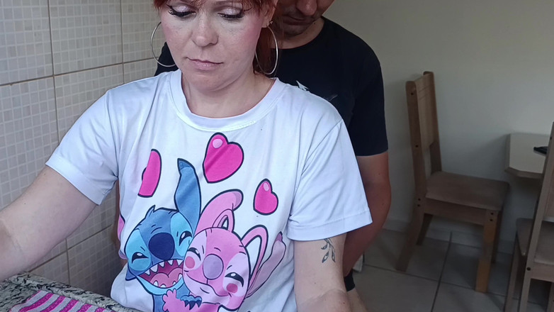 Porcelain Doll: 뜨거운 빨간 머리는 설거지를 하는 동안 부엌에서 의붓오빠에게 따먹습니다.