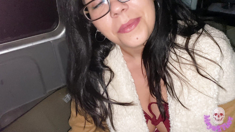 Mayay Thor X: 西班牙女孩在街上自慰并展示她的乳房