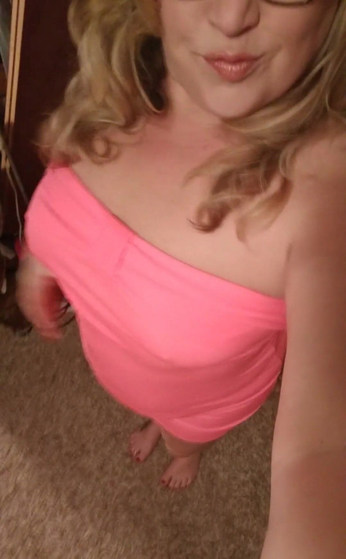 Lily Bay: このドレスは夏にグッドウィルで買いました。笑明らかにサイズ16のストリッパーは彼女のワードローブをパージしました