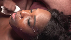 Lovekino: Ebony Naomie dostane gangbang v Lovekinu Vídeň