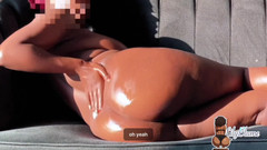 Afrocummy: 大屁股黑人继妹在户外玩弄她的阴户，然后被后入