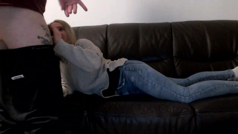 MagicStas: Arsch und muschi massieren durch jeans auf der couch