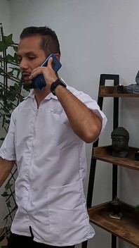 Masseuse wärmt ihre muschi und fickt sie am ende auf dem gurney