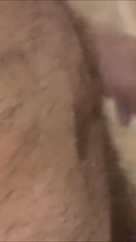 Blonda îl fute pe prietenul soțului ei într-un moment de fragilitate