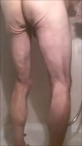 Charlotin: Un gay prend une douche