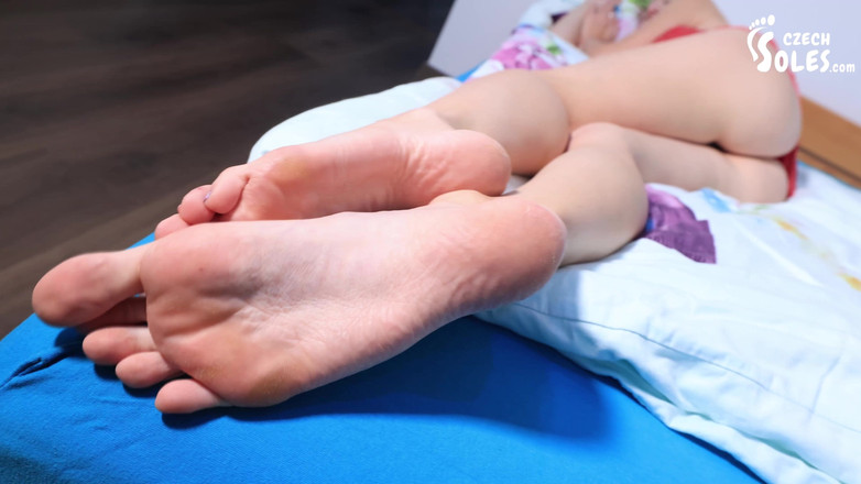 Czech Soles - foot fetish content: Tired feet, long toes and the girl that can't sleep (2160p)