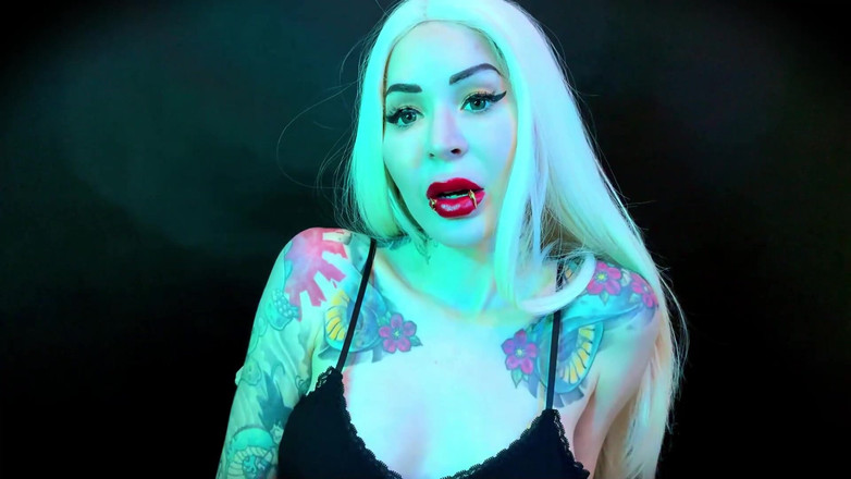 Baal Eldritch: Bibir merah sensual dengan tindikan emas - fetish gincu, ibadah, sudut...