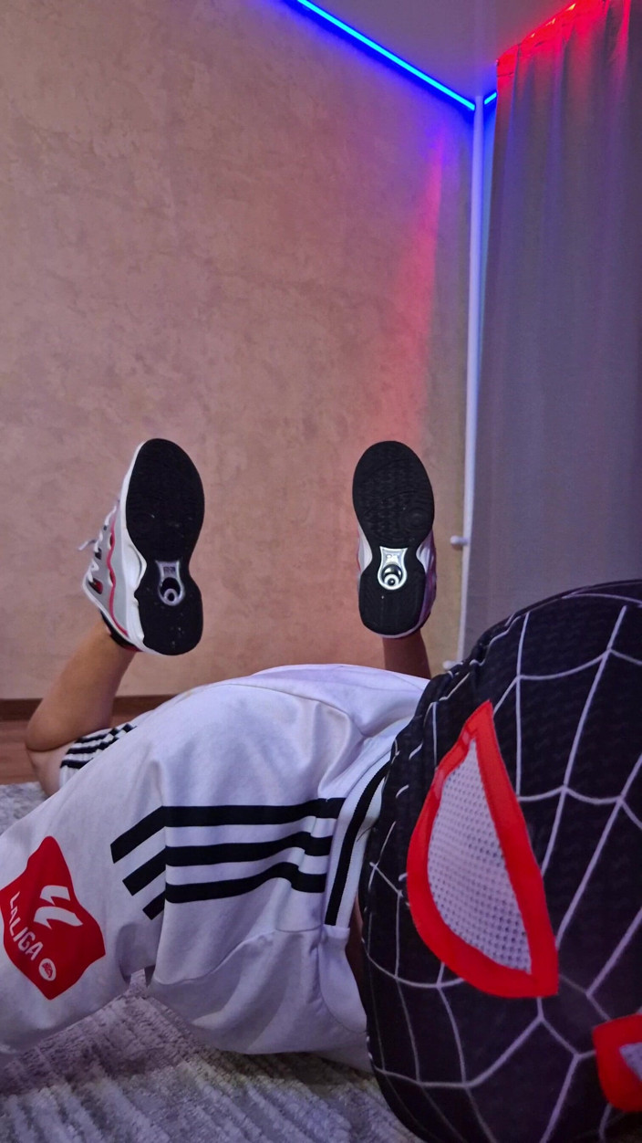 Sneakersmax98: Il giovane ragno sborra sulle scarpe da ginnastica osiris