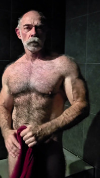 Tată vitreg musculos păros