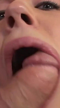 Ani grup seks sakso ve domaltmalı bir tarafla testis emmeye odaklanıyor.