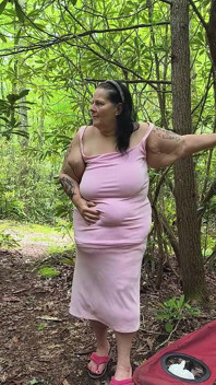 숲에서 뚱뚱한 창녀를 보고 있는 소름 끼치는 모르는 녀