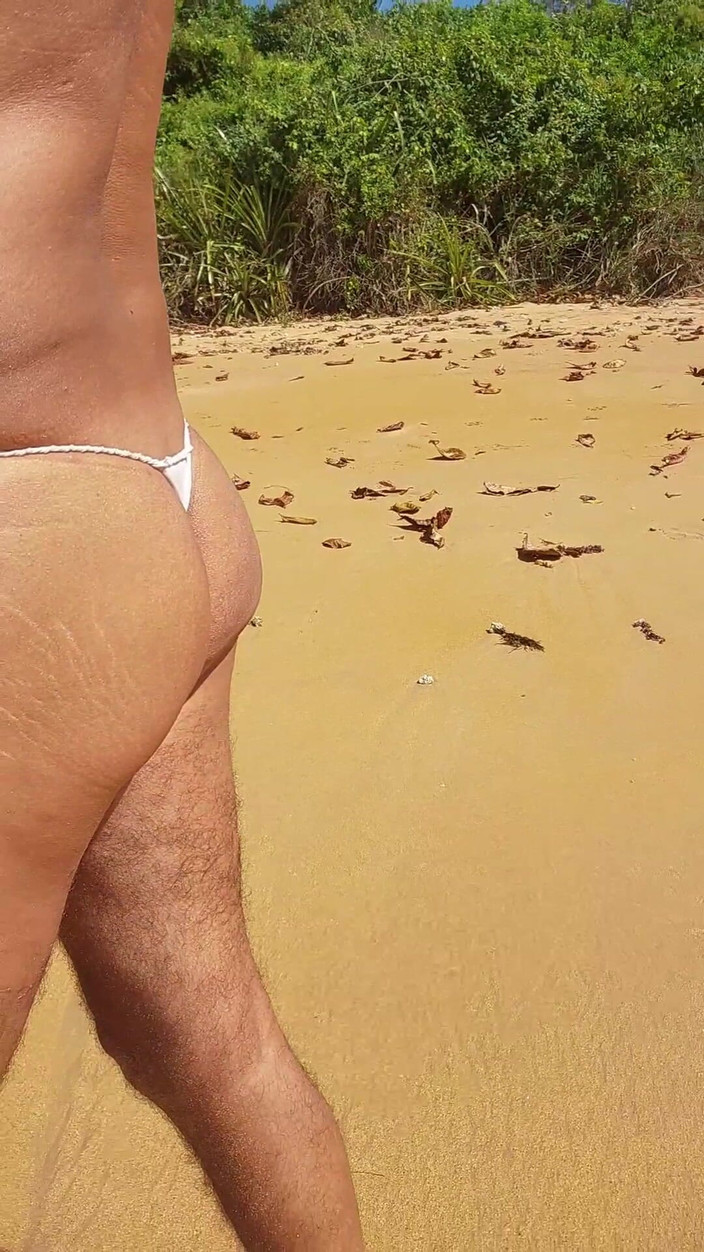 Ladysilvas: Ladysilva crossdresser caminando en bragas sexy en la playa buscando...