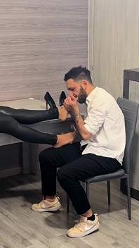 Patron, onun sekreteri, ona şirket yemeği için bir elbise verdi!